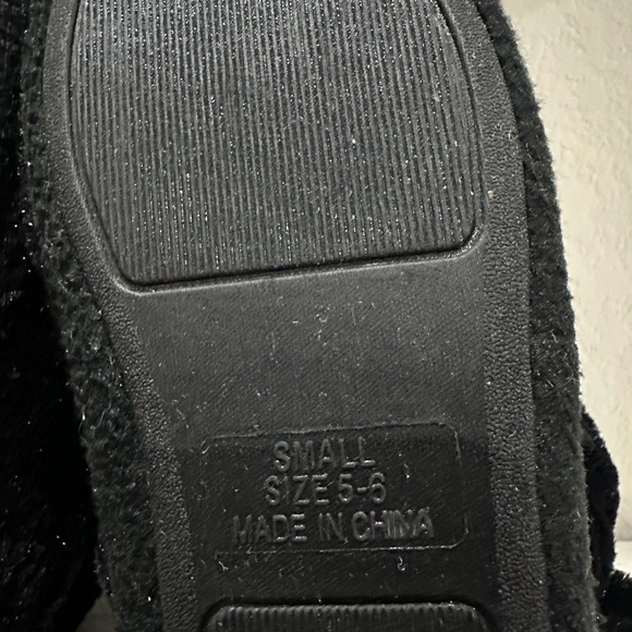 Fuzzy slipper booties - Picture 5 of 5